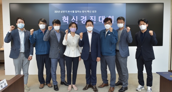 조용돈 사장이 혁신경진대회 수상자들과 기념촬영을 하고 있다