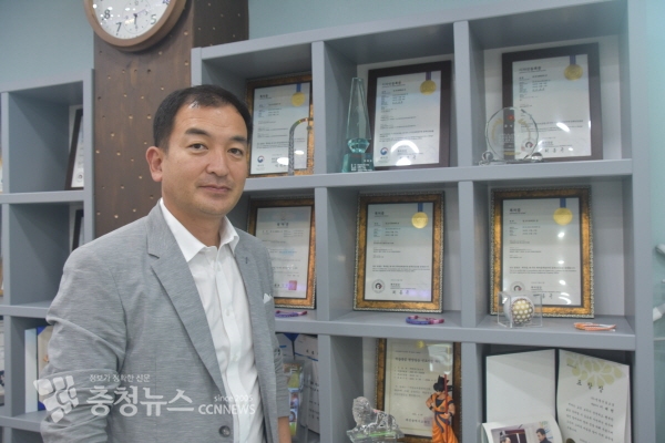 특허증과 디자인등록증을 배경으로 이래현 대표의 모습