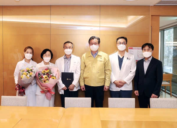 코로나19 대응 유공기관 표창 기념 사진을 촬영하고 있다. (왼쪽부터 장예슬 감염내과 과장, 김영임 간호국장, 박문기 병원장, 정용래 유성구청장, 여준구 가정의학과 과장, 김주인 본부장)