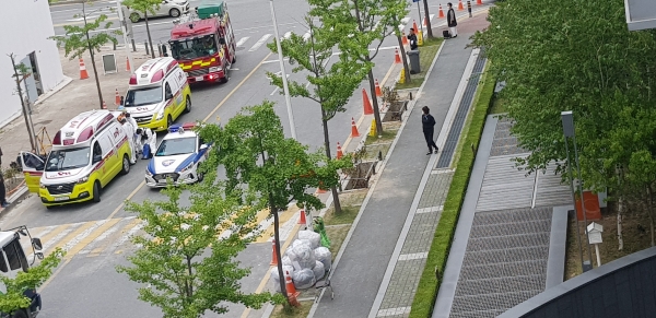 22일 대전 서구 둔산동의 한 공사장 인부가 쓰러져 구급차를 통해 병원으로 이송됐다.