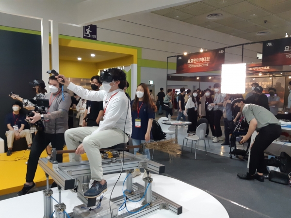 박람회 관람객이 한국기술교육대학교 재학생이 만든 가상현실 콘텐츠 ‘별따러 온 그대’를 체험하고 있다.