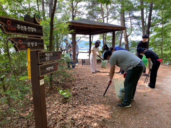 공사 임직원들이  대청호오백리길  대전  6개 구간  환경 지킴이로 활동을 펼치고 있다.