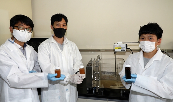 제조된 플러스 전하의 자성나노물질 (좌측부터 윤인호 책임연구원, 김일국 선임연구원) 및 자성 흡착제 (김준현 박사과정 학생)