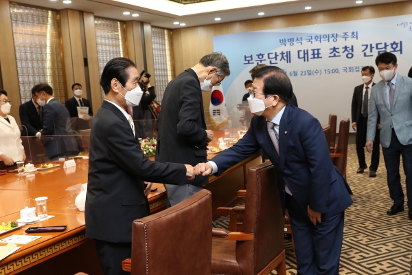 박병석 국회의장은 23일 국회 접견실에서 보훈단체 대표 초청 간담회를 개최했다.