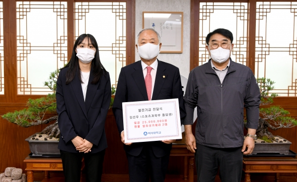 발전기금 약정식 및 전달식 후 관계자들이 기념촬영을 하고 있다.[왼쪽부터 졸업생 김선우 씨, 백석대 장택현 대학혁신위원장, 열화상 카메라 제조사 주식회사 핫텍 김정한 대표(김선우 씨 부친)