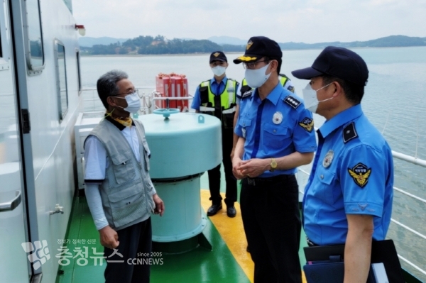 태안해양경찰서 성창현 서장(오른쪽 두 번째)이 관내 여객선 팔봉호를 둘러보며 박재순 선장(왼쪽)에게 안전운항을 당부하고 현장의견을 청취하고 있다. 사진=태안해양경찰서