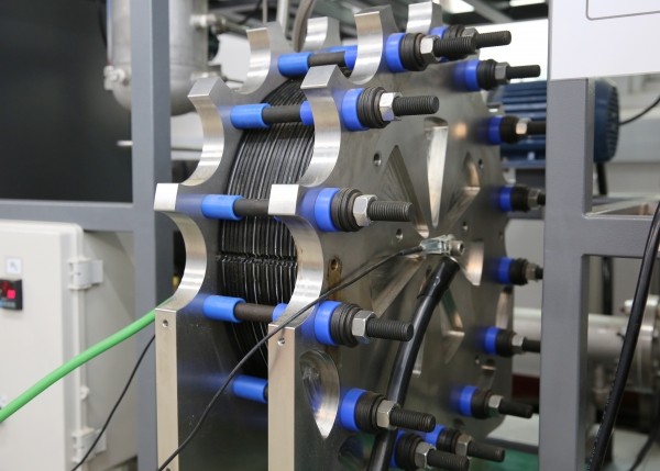 에너지연 연구진이 개발한 1008시간 운전을 마친 10kW 알칼라인 수전해 스택.