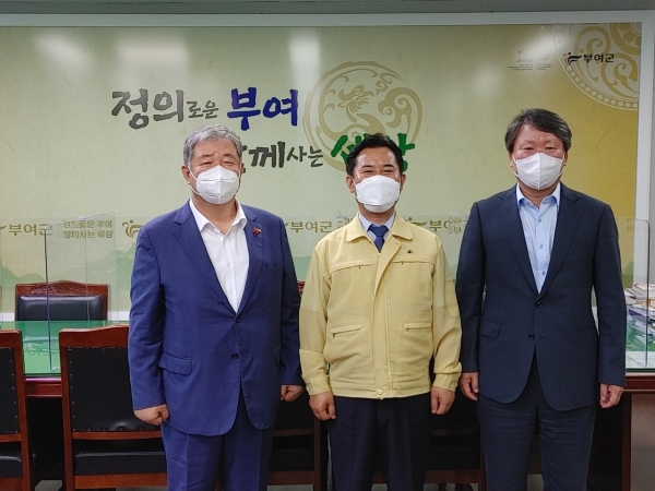 (사진 좌측) 대전상의 정태희 회장, 가운데 박정현 부여군수, 우측 대전상의 송인석 부회장