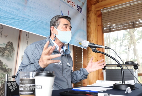 김동일 보령시장이 24일 죽도 상화원 언론인간담회에서 자신의 인사 방침을 밝히고 있다. / 조홍기 기자