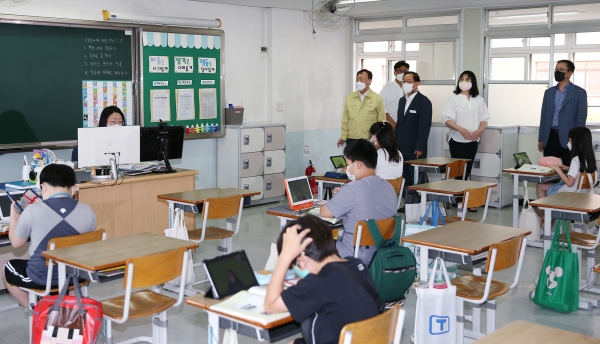 전면등교 대비 버드내 초등학교를 방문한 설동호 교육감 모습