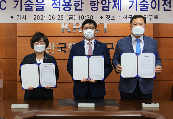 한국화학연구원-한국생명공학연구원, 동아에스티와 기술이전 계약을 체결했다. 왼쪽부터 화학(연) 이미혜 원장, 동아에스티 엄대식 대표이사, 생명(연) 김장성 원장.