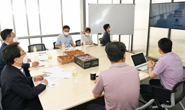 토마토 스마트팜 운영회사 현장 순시 * 김춘진 한국농수산식품유통공사 사장(왼쪽 첫번째), 새봄네트워크(주) 조영호 대표(오른쪽 두번째), 신장현 대구경북지역본부장(왼쪽 두번째)