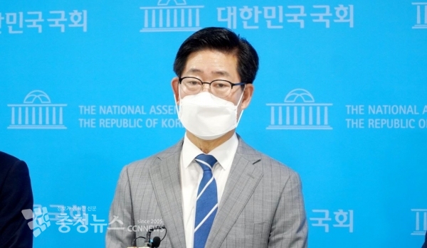 양승조 충남도지사가 27일 국회 소통관에서 가진 제6차 정책공약발표회에서 최재형 정치감사원장의 대선 출마를 정치적 투기 행위라고 비판했다.