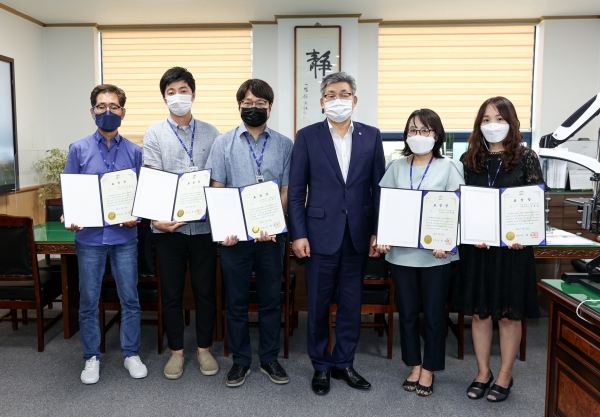 민원처리 우수공무원 표창 수여(우측 세번째 류재승 부시장)