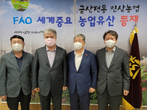 사진 좌측부터 김호택 삼남제약㈜ 대표이사, 문정우 금산군수, 정태희 대전상의 회장, 송인석 대전상의 부회장