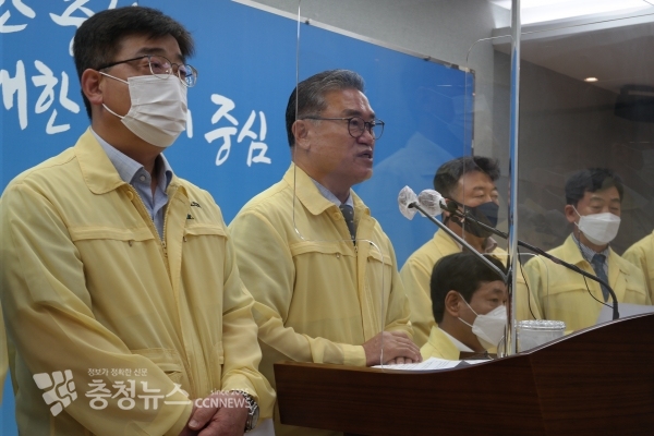 김명선 의장이 30일 기자회견에서 "결산심사 오류 사태가 도정공백은 아니"라고 말했다.