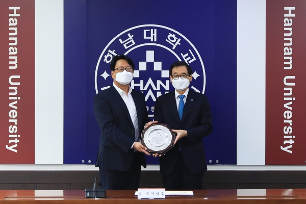 이광섭 총장, 송 대표에게 고액 기부에 대한 감사패 전달