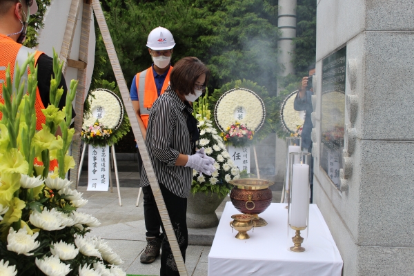 건설순직자 유가족이 헌화와 분향을 하고 있다