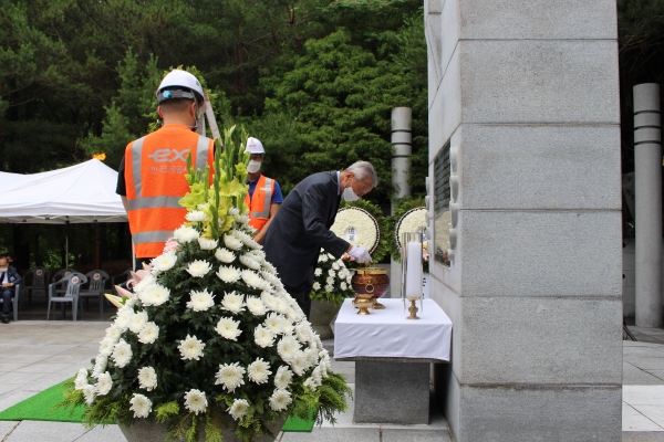 (사)경부고속도로 건설기념사업회 회원이 헌화와 분향을 하고 있다