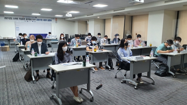 STEP의 학습관리시스템 지원사업 선정기관의 관계자들이 사용자 교육을 받고 있다.