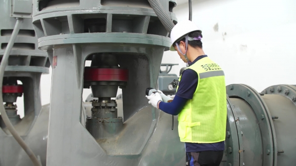 공사 시설물점검119센터 직원이 펌프회전수 베어링 진동소음 및 온도측정을 하고 있다.
