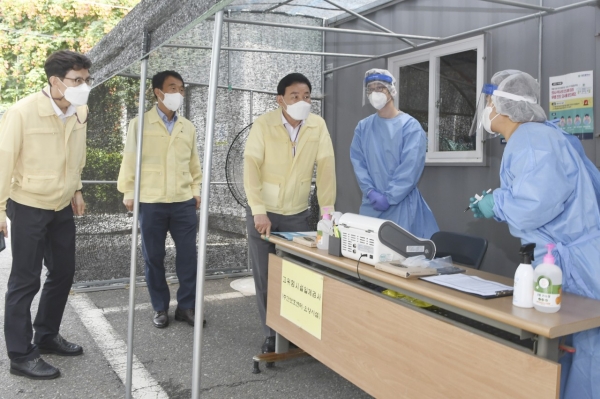 1일 중구보건소 선별진료소를 방문해 현장의견을 청취하고있는 박용갑 중구청장