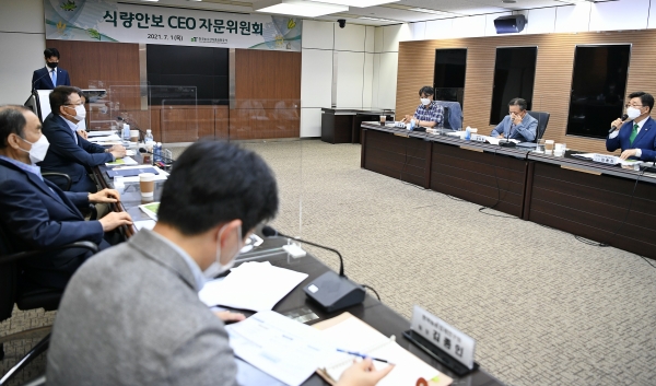 식량안보 자문위원회 회의 현장 사진 * 한국농수산식품유통공사 김춘진 사장(오른쪽 첫 번째)