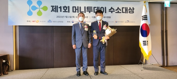 한국가스기술공사 서정수 가스기술연구원장(우측)이 수상자들과 기념촬영을 하고 있다