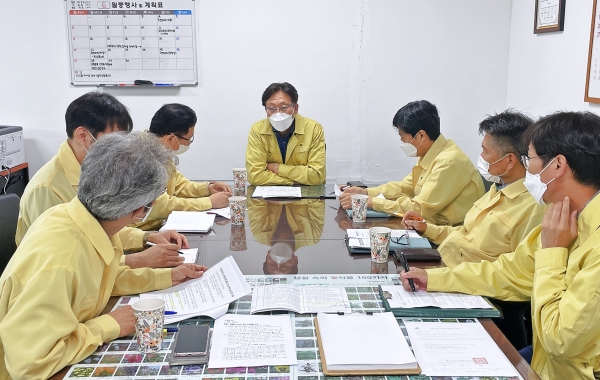 양재동 화훼공판장 방역실태 점검 회의 * 한국농수산식품유통공사 오정규 유통이사(가운데)