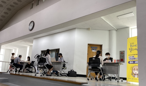 보건소 모바일 헬스케어 상담 진행중인 사진