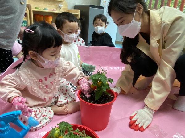 텃밭체험 프로젝트에 참여중인 아이들