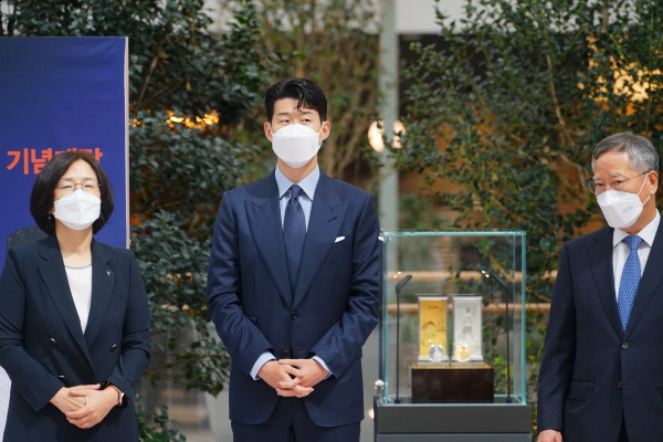 5일 서울 여의도 더현대서울에서 ‘손흥민 기념메달’을 공개했다.(사진설명 : 왼쪽부터 하나은행 이현숙 지역대표, 손흥민 선수, 조폐공사 반장식 사장)