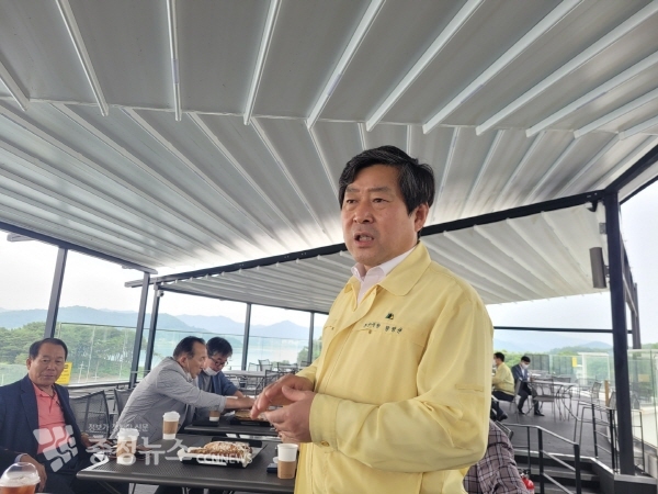 황명선 논산시장은 5일 오후 탑정호 출렁다리 수난사고 대응 합동훈련에 앞서 레이크힐 호텔에서 기자들과 티타임을 가졌다. / 조홍기 기자