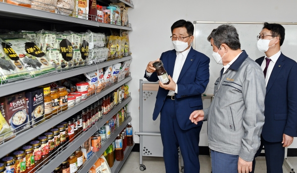 수산물 수출업체 현장 순시  * 한국농수산식품유통공사 김춘진 사장(왼쪽 첫번째), 희창물산(주) 권중천 대표(가운데), 이은석 부산울산지역본부장(오른쪽 첫번째)