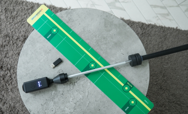 골프존의 가정용 골프 시뮬레이터 신제품 ‘비전홈’ 클럽과 에이밍 패드 제품 이미지.