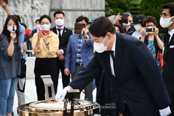 윤석열 전 검찰총장이 6일 국립대전현충원 현충탑에서 참배하고 있다
