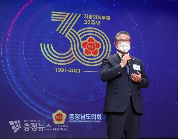 지방의회 부활 30주년 기념식에서 김명선 의장이 개회사를 하고 있다.