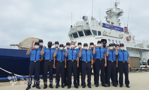 성창현 태안해경서장(가운데 왼쪽)이 의무경찰 정훈교육을 마친 뒤 격려 파이팅을 함께 외치고 있다. 사진=태안해양경찰서
