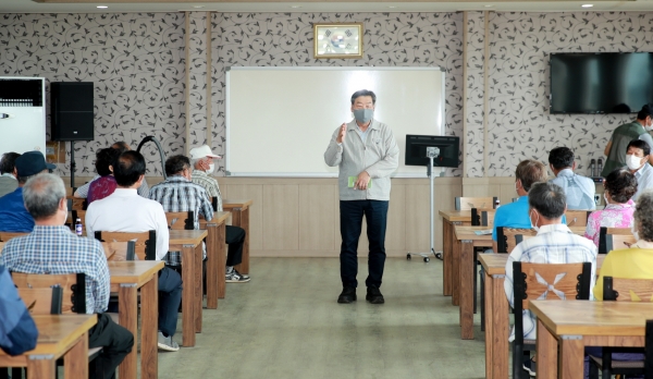 지난 5일 이원면 당산4리 다목적회관서 열린 ‘당산리 공동묘지 정비 주민설명회’ 모습.