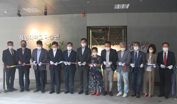 지난 6일 목원대미술관 앞에서 열린 김윤식 작가 초대전에서 유영완 학교법인 감리교학원 이사장(왼쪽 다섯 번째)과 김정수 총동문회장(왼쪽 여섯 번째) 등이 테이프를 자르고 있다.