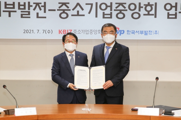 박형덕 서부발전 사장(왼쪽)과 서승원 중소기업중앙회 상근부회장