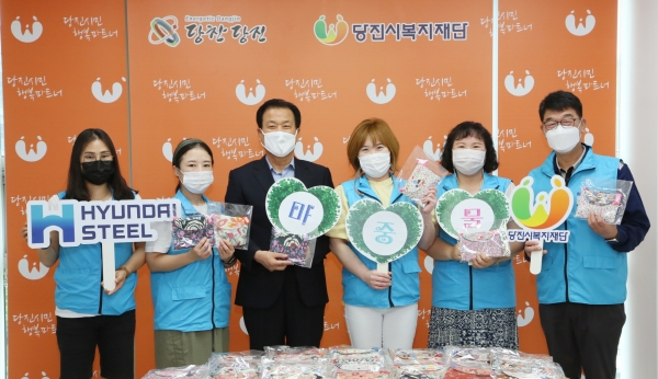 직접 만든 치매 안심가방 500개를 당진시복지재단을 통해 전달