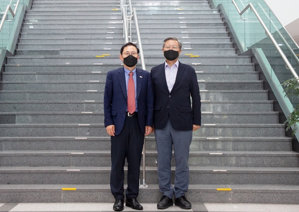 왼쪽부터 국가과학기술자문회의 지원단 강건기 단장, 한국에너지기술연구원 김종남 원장.