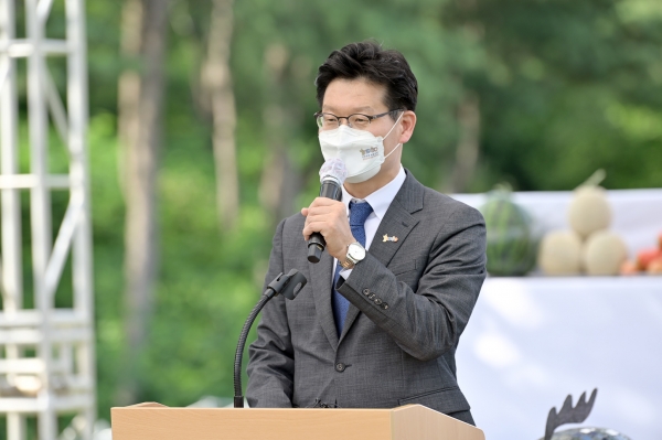 무령왕릉 발굴 50주년 기념식에서 축사하는 김정섭 시장