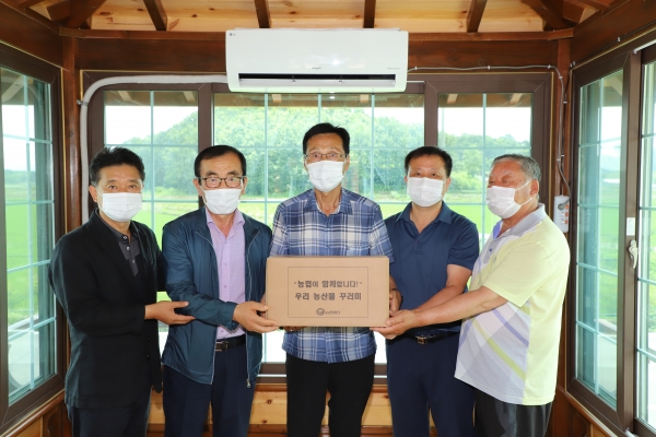 신봉섭 농협서천군지부장(오른쪽 두 번째), 박관구 한산농협조합장(왼쪽 두 번째)과 충남세종농협 봉사단은 9일 서천군 한산면 마양마을(이장 이명원)을 찾아 마을회관에 무더위 대비용 에어컨을 설치해주고 농촌 어르신을 위한 건강식품세트를 전달했다