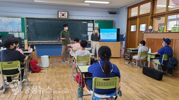부여 송간초에서 TaLK 장학생 빅토리아와 성진혁 교사가 협력 수업을 하고 있다.