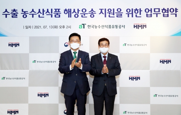 한국농수산식품유통공사-HMM 업무협약 체결식 * 한국농수산식품유통공사 김춘진 사장(왼쪽), HMM 배재훈 대표(오른쪽)