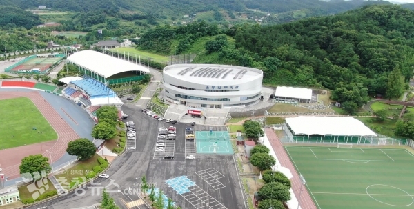 예산종합운동장 전경(윤봉길체육관 좌측 상단 흰 지붕이 다목적구장, 우측 아래 흰 지붕이 풋살구장)