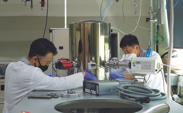 KRISS 반도체측정장비연구팀 연구진이 장비 핵심부품에 대한 성능검증 및 평가를 수행하고 있다