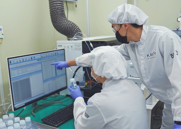 KRISS 가스분석표준그룹 연구진이 고순도 가스 순도분석 연구를 진행하고 있다.